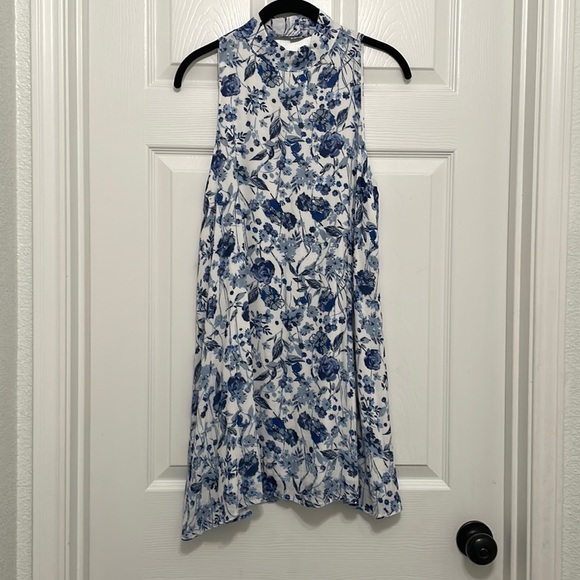 Honey Punch Dresses & Skirts - Honey punch, size small, blue floral, deep vneck back, lined